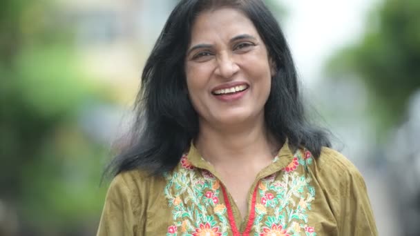 Madura feliz hermosa mujer india sonriendo en las calles al aire libre — Vídeos de Stock