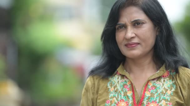 Madura hermosa mujer india en las calles al aire libre — Vídeo de stock