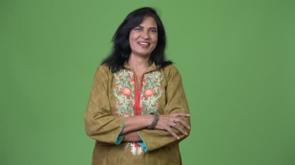 Mogen glad vacker indisk kvinna ler medan bär traditionella kläder med armarna korsade — Stockvideo