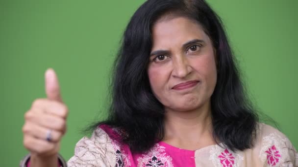 Крупный план зрелой красивой индийской женщины, показывающей большие пальцы — стоковое видео