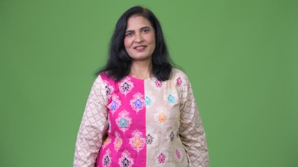 Ώριμη ευτυχής όμορφη ινδική γυναίκα δείχνοντας στην κάμερα — Αρχείο Βίντεο