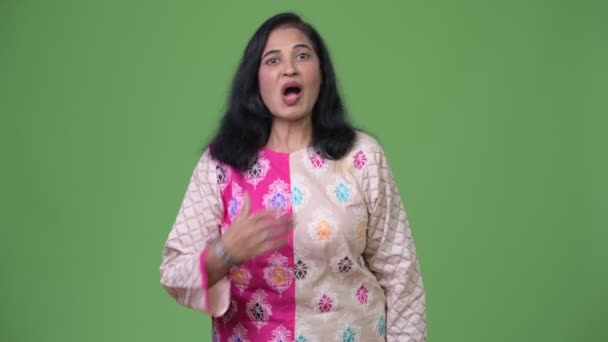 Зрелая красивая индийская женщина выглядит шокированной — стоковое видео