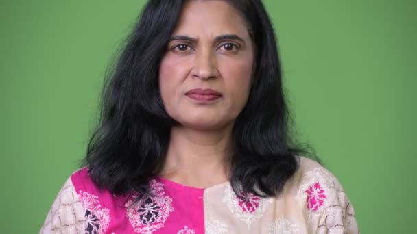 Close up tiro de madura bela mulher indiana com o dedo nos lábios — Vídeo de Stock