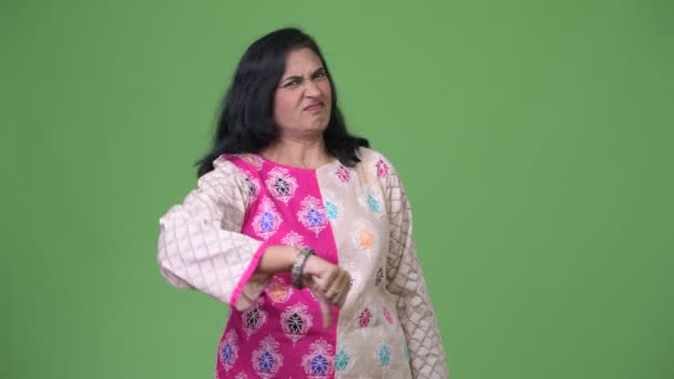 Mature beautiful Indian woman giving thumbs down — Stock Video