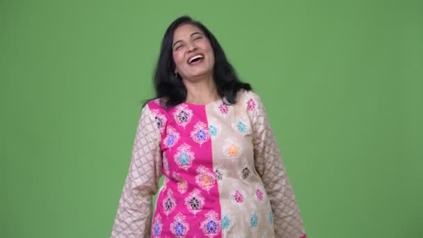 Ώριμη ευτυχής όμορφη ινδική γυναίκα γελώντας — Αρχείο Βίντεο