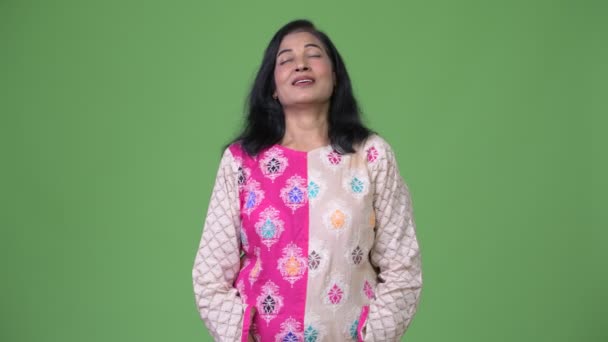 Ώριμη Όμορφη ινδική γυναίκα χαλαρώνοντας με τα μάτια κλειστά — Αρχείο Βίντεο