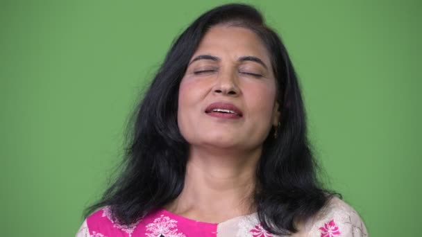 Зрелая счастливая красивая индийская женщина расслабляется с закрытыми глазами — стоковое видео