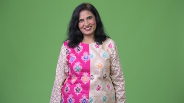 Ώριμη ευτυχής όμορφη ινδική γυναίκα χαμογελώντας ενώ κουνώντας το κεφάλι Ναι — Αρχείο Βίντεο