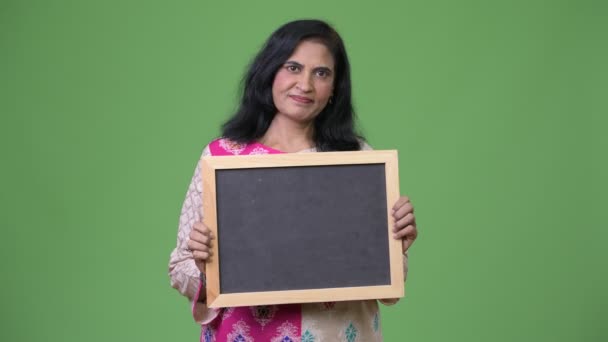 Ώριμη Όμορφη ινδική γυναίκα δείχνει μαυροπίνακα — Αρχείο Βίντεο