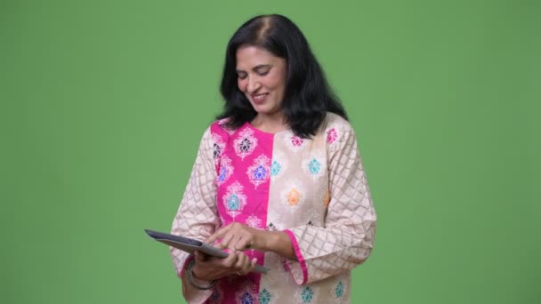 Olgun mutlu güzel Hintli kadın dijital tablet kullanma — Stok video