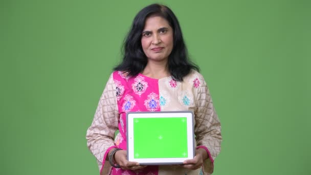 成熟した美しいインドの女性示すデジタル タブレット — ストック動画