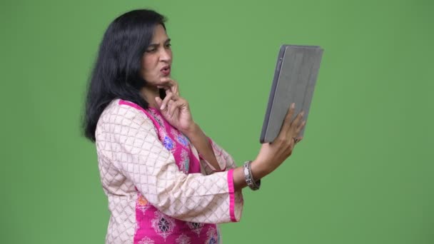 Mature belle femme indienne appel vidéo avec tablette numérique — Video