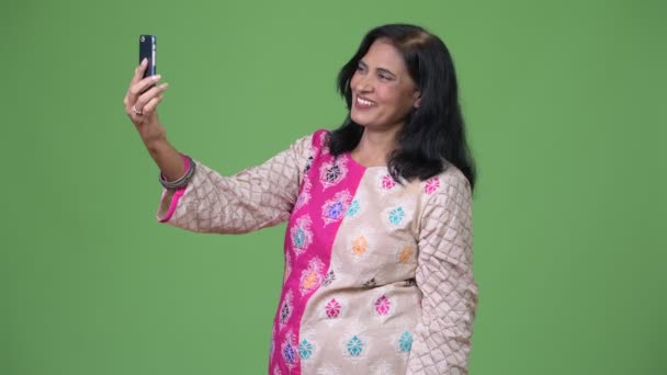 Mature heureuse belle femme indienne appel vidéo avec téléphone — Video