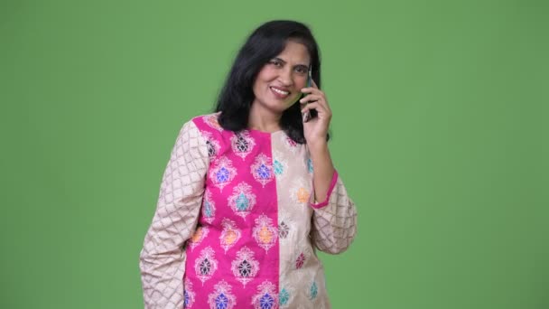 成熟的快乐美丽的印度女人在电话上交谈 — 图库视频影像