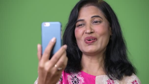 Зрілі щасливі красива Індійська жінка відеовиклики з телефону — стокове відео