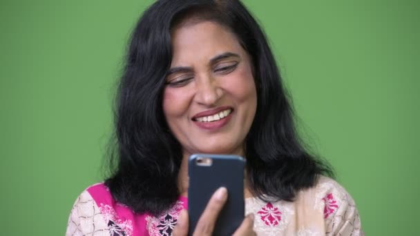 Gros plan de mature belle femme indienne en utilisant le téléphone — Video