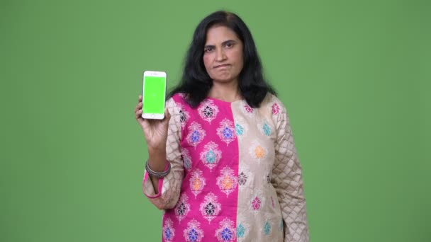 Madura hermosa mujer india mostrando el teléfono — Vídeos de Stock