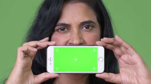 Gros plan de mature belle femme indienne montrant téléphone — Video