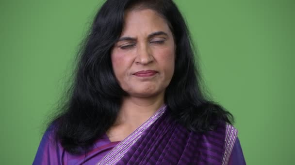 Olgun güzel Hint kadının Sari geleneksel kıyafetlerle atış kapatın — Stok video