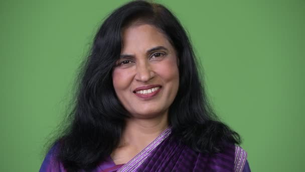Крупный план зрелой счастливой красивой индийской женщины, улыбающейся во время ношения традиционной одежды Сари — стоковое видео