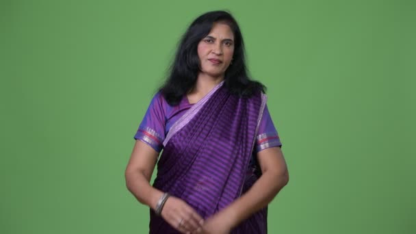 Зрелая красивая индийская женщина со скрещенными руками в традиционной одежде Сари — стоковое видео