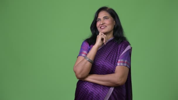 Volwassen gelukkig prachtige Indiase vrouw denken terwijl het dragen van de traditionele kleding van Sari — Stockvideo