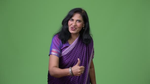Olgun mutlu güzel Hintli kadın Sari geleneksel kıyafetleri giyerken Yaşasın vererek — Stok video