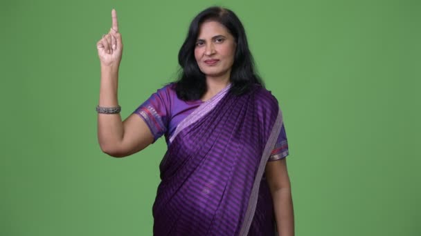 Maduro bela indiana mulher apontando para cima enquanto vestindo sari tradicional roupas — Vídeo de Stock