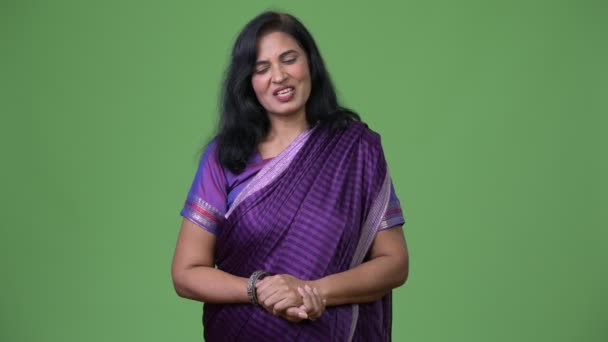 Mature heureuse belle femme indienne parlant tout en portant des vêtements traditionnels Sari — Video