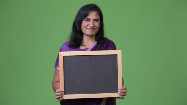 Mature beautiful Indian woman showing blackboard — Stock Video