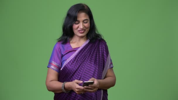 成熟的快乐美丽的印度妇女使用电话 — 图库视频影像