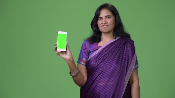 Madura hermosa mujer india mostrando el teléfono — Vídeos de Stock