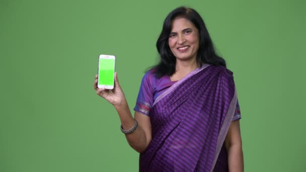 摄影棚拍摄的成熟漂亮的印度妇女穿着传统衣服对色度键与绿色背景 — 图库视频影像