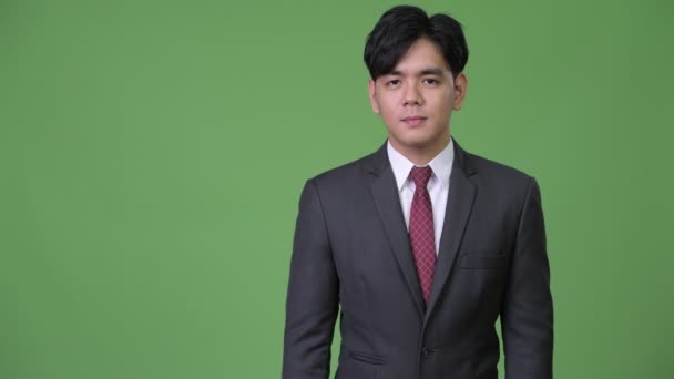 Νέος ωραίος Ασίας επιχειρηματίας δείχνει κάτι — Αρχείο Βίντεο