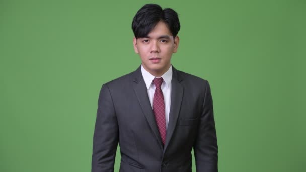 Jonge gelukkig Aziatische zakenman gevoel opgewonden — Stockvideo
