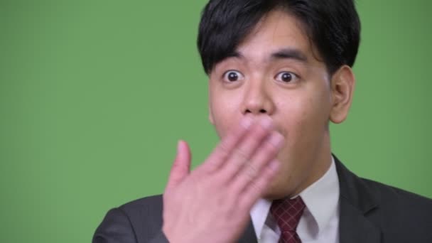 Молодий красивий азіатських бізнесмен, дивлячись в шоці — стокове відео