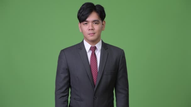 Evet baş başını sallayarak genç yakışıklı Asya iş adamı — Stok video