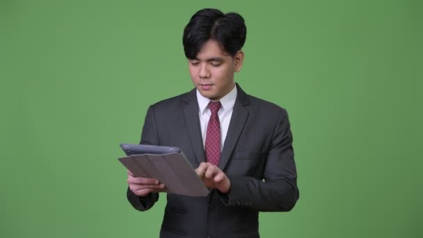 Studioaufnahme Eines Jungen Hübschen Asiatischen Geschäftsmannes Gegen Chromaschlüssel Mit Grünem — Stockvideo