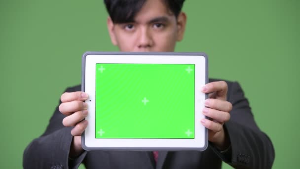 Jonge knappe Aziatische zakenman met behulp van digitale tablet — Stockvideo
