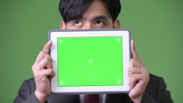 Joven guapo asiático hombre de negocios usando digital tablet — Vídeo de stock