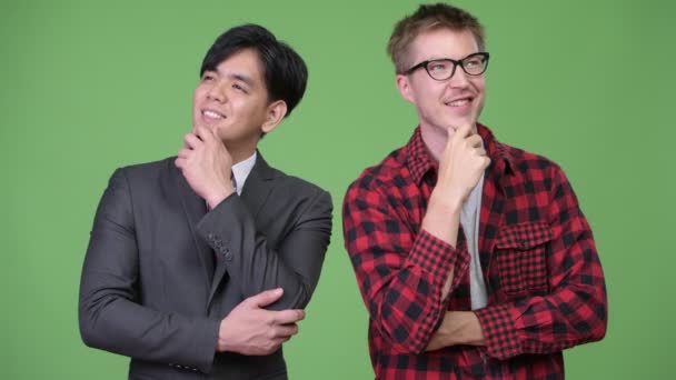 Jeune homme d'affaires asiatique beau et jeune homme d'affaires scandinave travaillant ensemble — Video