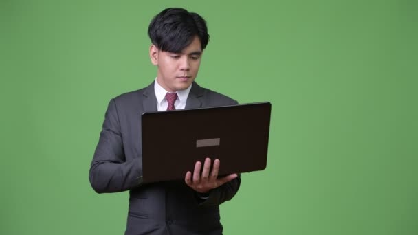 Ung Vacker asiatisk affärsman med laptop — Stockvideo