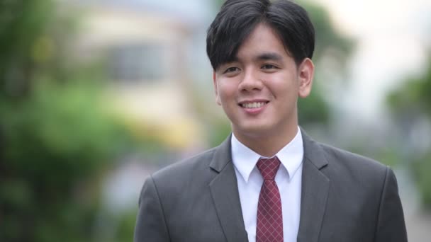 Jovem bonito empresário asiático nas ruas ao ar livre — Vídeo de Stock