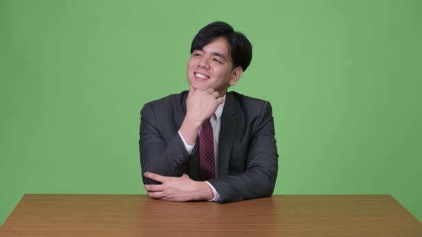 工作室拍摄的年轻英俊的亚洲商人反对色度键与绿色背景 — 图库视频影像