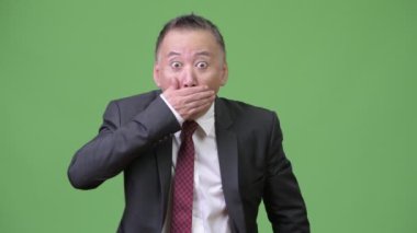 Ağız kapsayan ve suçlu Olgun Japon iş adamı