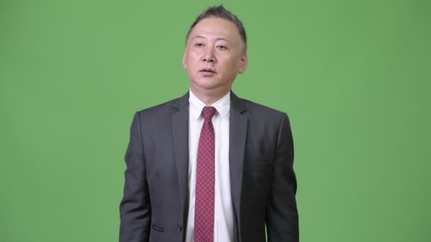 Mature homme d'affaires japonais donnant pouces vers le haut — Video