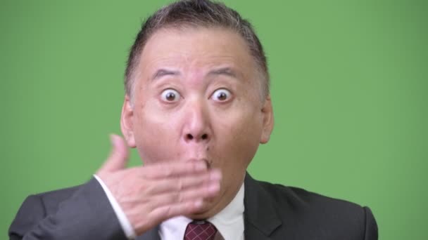 Mature homme d'affaires japonais surpris sur fond vert — Video