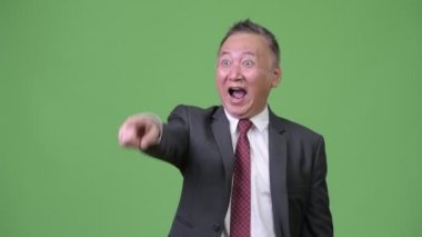 Olgun Japon işadamı kahkahalarla gülmekten