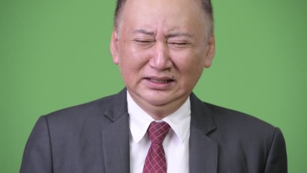 Maturo triste giapponese uomo d'affari piangendo mentre coprendo gli occhi — Video Stock