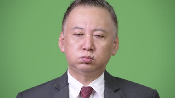 Maturo giapponese uomo d'affari cercando stanco e annoiato — Video Stock
